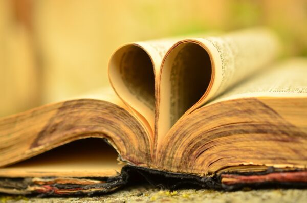 Bibliomancie&nbsp;: L’Art Divinatoire qui Fait Parler les Livres