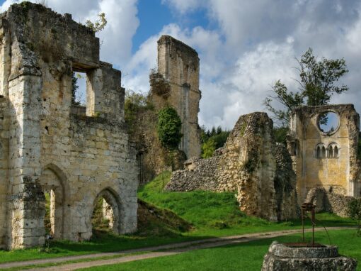 L’abbaye de Mortemer : dans l’ombre de la Dame blanche et des moines fantômes