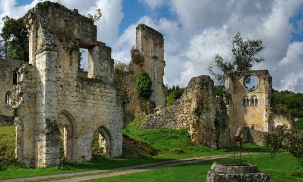 L’abbaye de Mortemer&nbsp;: dans l’ombre de la Dame blanche et des moines fantômes